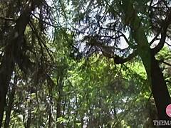 Milf naik cowgirl pake vibrator di tangan selama sesi panas Jepang