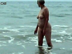 Jen tak se povaluju nahý na textilní pláži s kámoši