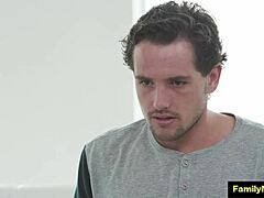 새엄마와 아들, 오일 마사지로 뜨겁게