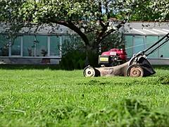 Gift MILF Ivy lockar grannen till hemlig avsugning i badrummet!