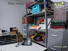 Ουάου, αυτή η πόρνη που κλέβει μακιγιάζ γαμάει τελείως τη μαλακία του αστυνομικού στη δουλειά!