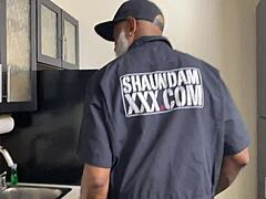 Asiatique mature crève d'envie d'un bourrage profond de chatte maintenant