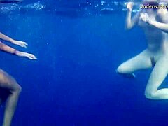 Helvete ja! Tenerife-jenter dykker dypt for undervanns lesbisk aksjon!