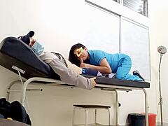 Dokter Milf Latina Ngewe Pasien di Kantor Rumah Sakit