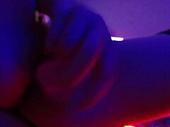 Vill du se svenska blondinen med stora tuttar leka med våt krämig fitta med dildo tills orgasm?