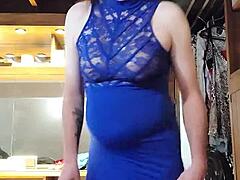 Lokker kuk i blå kjole