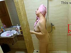 Regina Noir, ti se mažeš z oljem v prhi tako?