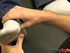 Kinky gay stud geeft zich over aan wilde lulzuig fetisj