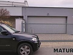 Kdo je El Josto za mizo z velikimi joški v nogavicah?