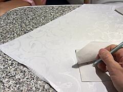 Jolie fille dans le train a perdu aux cartes et a dû faire une pipe sauvage. Quel voyage !