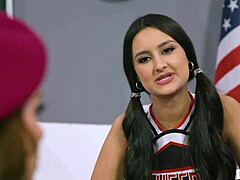 Studentesse Kendra Spade, Eliza Ibarra e Vanna Bardot si tuffano in un trio lesbico bollente durante la punizione