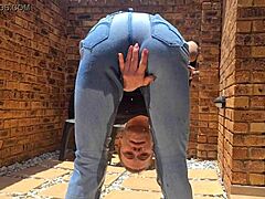 Pissz kétségbeesés eláztatja a mom farmert kint dohányzáskor