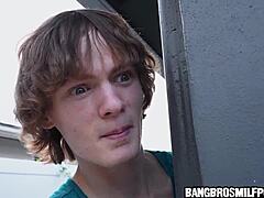 Hän jäi kiinni kurkkimasta rintavaan milf naapuriinsa