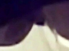 厕所偷拍捕捉拉丁少女在浴室小便，毛茸茸细节一览无余