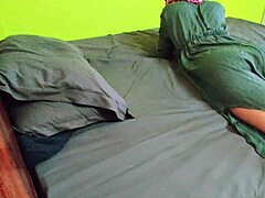 Asiatische Stiefmutter überrascht von unerwarteter Aktion.