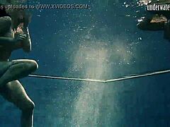 Jeune brune russe pose sexy dans la piscine, vues sous l'eau et surface