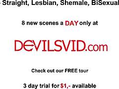 Frau stößt zu Ehemann beim Bumsen der Teen-Babysitterin