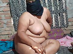 사적인 인도 만남에서 계 이모가 유혹당해 세게 박혀