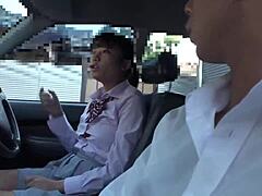 японска тийн 18+ съблазнена от инструктор по шофиране в потна кола. забранени уроци водят до диво пръстене