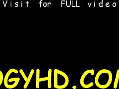 Fiatal orosz szépséget nyal egy idősebb pasi nedves találkozón