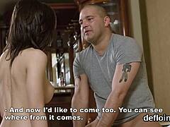 Elegant ung jente strekker barbert fitte og mister jomfrudom i classy scene