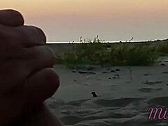 Hej, cudzinec, pozri, ako francúzska učiteľka dáva extrémnu ručnú na pláži!