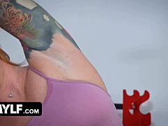 صوفيا، الصهباء الجريئة، تتدرب بقوة وتشتهي زب ضخم بعد التمرين