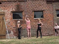 Hé, tais-toi bien avec Miss Suzanna Maxwell et Miss Courtney