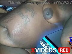 Urban slank ebony MILF får sin stramme fisse banket hårdt