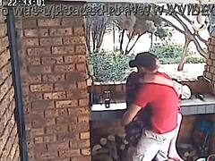 Έπιασα τη θετή μου μητέρα να γαμάει τον καλύτερό μου φίλο σε καυτή στιγμή