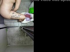 Rejtett kamera kapja el a kolumbiai tini ujjalását a fürdőszobában