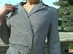 Manía och Mília i het lesbisk threesome