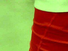 Gadis panas dengan pantat cantik dalam seluar pendek ketat di pasar