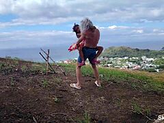 Grootste lul ontmoet kleinste kut in wilde publieke neuken.