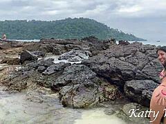 Hurtig busk sex på offentlig ø strand
