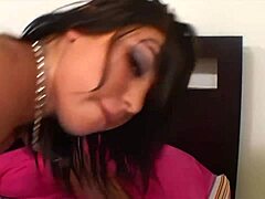 Whitney Stevens esittelee jättitissejään samalla kun häntä nuollaan ja pannaan kovaa