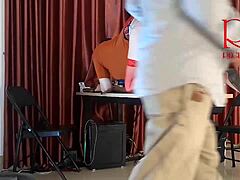 Maanantai toimistohoukutus työntekijän kanssa joka jättää alushousut pois ilkikuriseksi nuolemiseksi