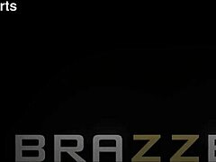 Chloe Lamour'un büyük kalçası leggings içinde sertçe sikiliyor