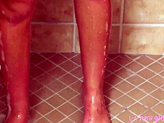 18-åring blondine tok en dampende dusj, så sexy! 💦