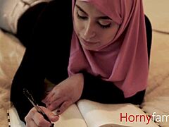 Cewek Muslim Ella Knox Goda Ayah Tiri Kulit Putih untuk Ngeseks Terlarang di Kamar Panas