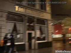 חובבנית שמנה אמה מציגה אקסהיביציוניזם ציבורי כבייבי שמנמנה בחוץ.