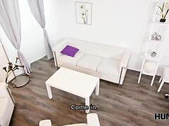 Ευρωπαία κοπέλα πουλάει το κορμί της για εισιτήρια, ουάου!