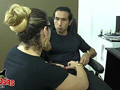 Braziliaanse slet met gigantische tieten gilt terwijl ze natte kut likt