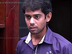 Titia em saree seduz reparador de TV com flashing ousado