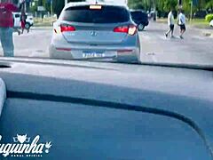 ワオ！タトゥーの入ったブラジル人が運転手のチンポを公衆で吸う！