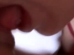 친구의 섹시한 새엄마 입에 그가 자는 동안 내 자지 넣었어