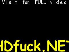 lekfull tjejflickvän blir retad och slickad med omsorg