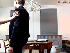 Hey, deze rijpe tutor zonder bril werd zo makkelijk verleid door haar geile leerling!