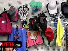 Stiefvater-Security-Guard liebt Body-Searches an frecher Stieftochter - Doggy überm Tresen mit zerrissener Klamotten