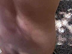 Kiihottunut äitipuoli houkuttelee poikapuolen ulkona julkiseen koiras-asentoon kumartuneena naimiseen ja saa hänet kumoamaan nopeasti.